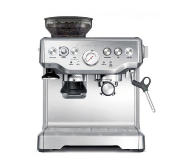 A cafeteira <a href="https://www.gotoshop.com.br/Eletroportateis/Cafeteiras/CafeteirasExpresso/cafeteira-tramontina-by-breville-express-pro-2-litros-em-aco-inox-prata-e-preto-6733604.html?utm_source=sites&utm_medium=matéria_CC&utm_campaign=produtos&utm_content=201805">Tramontina by Breville Express Pro</a> (2 litros), em aço inox, custa R$4.399 na Loja CASA CLAUDIA.