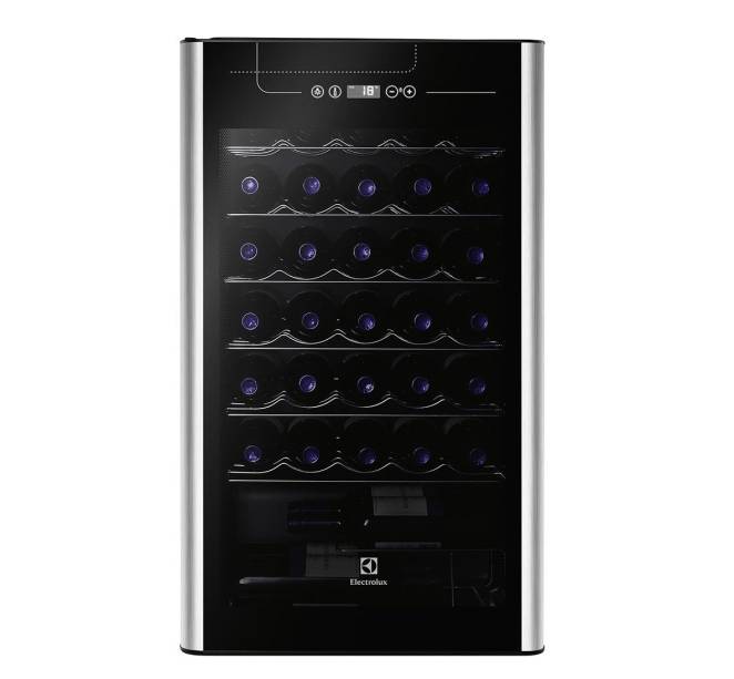 Adega para 34 garrafas com porta preta e acabamento em inox (ACS34). Vale R$ 3.475 na Electrolux.