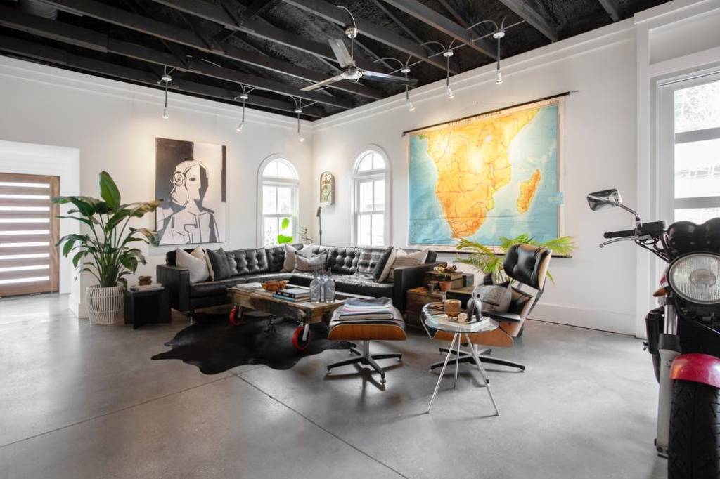 Esta casa moderna e industrial costumava ser uma antiga igreja A transformação, que durou meses, foi feita com baixo orçamento e projetos de faça você mesmo