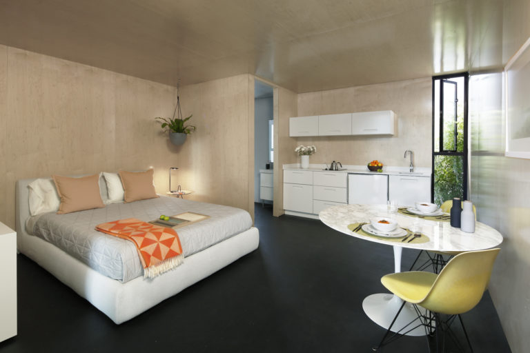 Tiny home multiuso organiza tudo em 8 m2 A estrutura vem com três layouts e foi pensada para se encaixar perfeitamente na rotina do morador