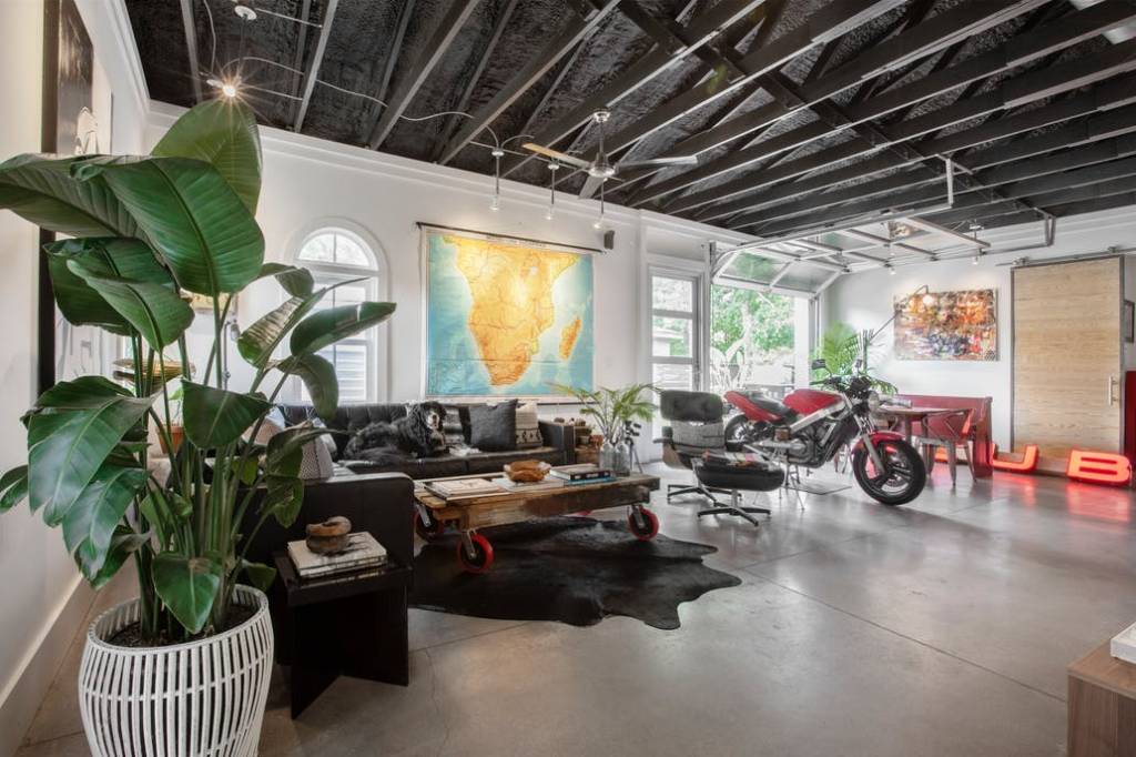 Esta casa moderna e industrial costumava ser uma antiga igreja A transformação, que durou meses, foi feita com baixo orçamento e projetos de faça você mesmo
