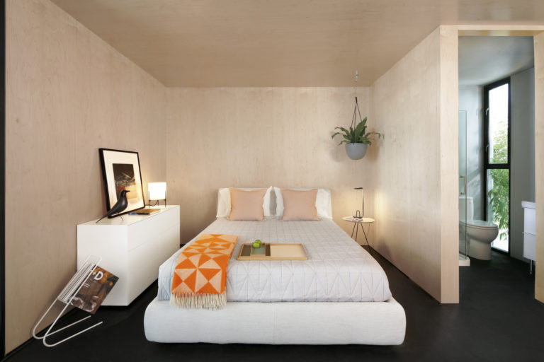 Tiny home multiuso organiza tudo em 8 m2 A estrutura vem com três layouts e foi pensada para se encaixar perfeitamente na rotina do morador