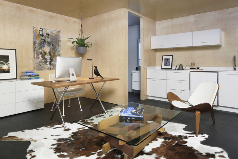 Tiny home multiuso organiza tudo em 8 m2 A estrutura vem com três layouts e foi pensada para se encaixar perfeitamente na rotina do morador
