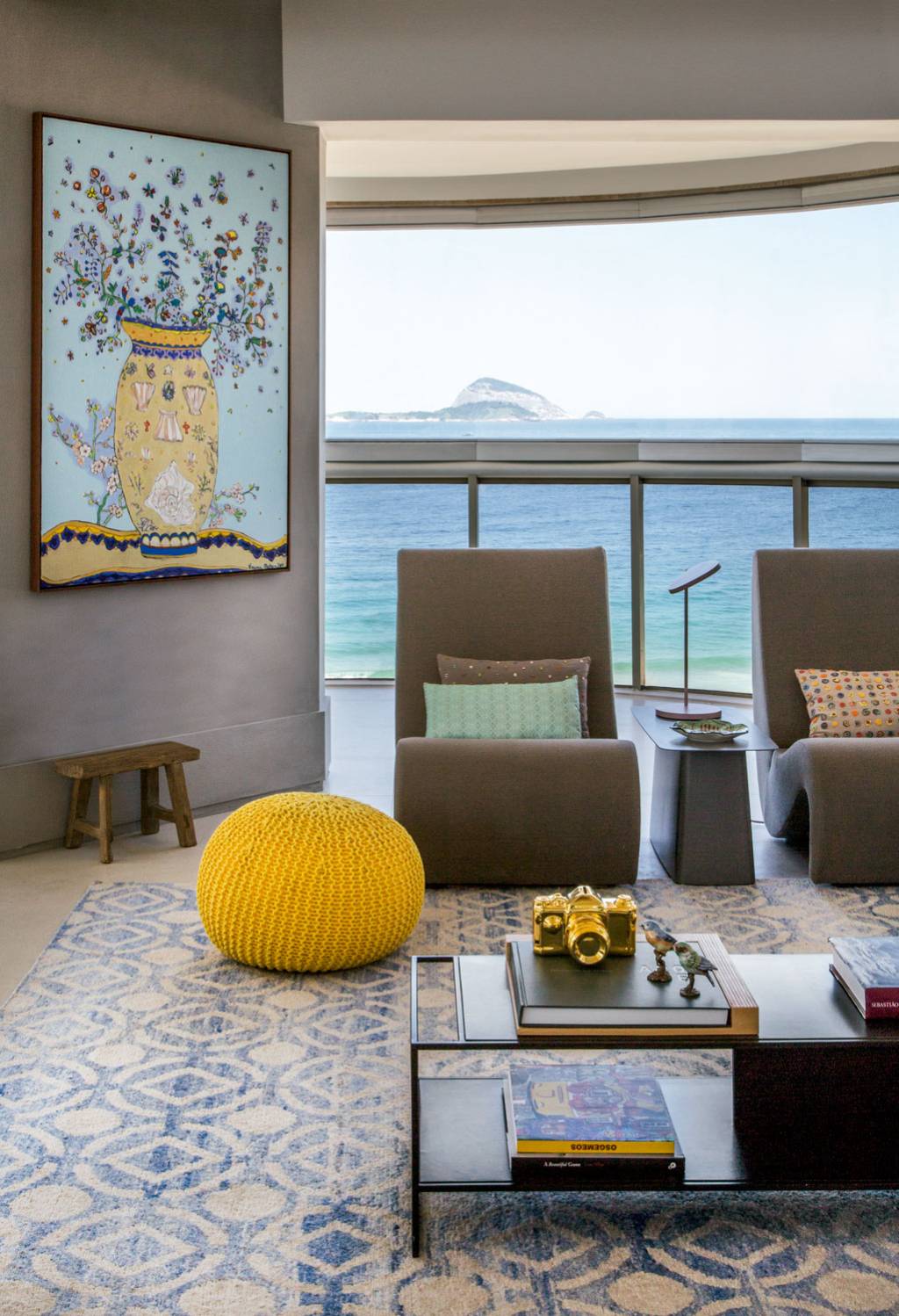 Poltronas da Vitra, puf&ecirc; de tric&ocirc; do LZ Studio e tela de Verena Matzen em apartamento de cobertura duplex, com projeto da arquiteta Paula Neder.