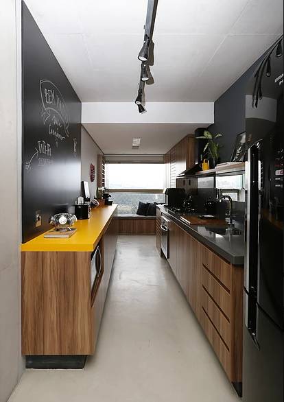 Projeto de cozinha em apartamento assinado pelo escrit&oacute;rio SP Estudio.