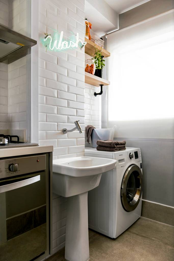 lavanderias lindas e super organizadas Nestes ambientes, azulejos, cores, plantas e tapetes ajudam a trazem personalidade à lavanderia e mostram que o espaço pode, sim, ser decorado de várias formas diferentes. Confira