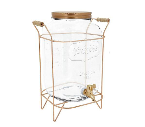 A suqueira <a href="https://www.gotoshop.com.br/UtilidadesDomesticas/AcessorioseUtensilios/AcessoriosDeMesa/suqueira-8-lts-yorkshire-com-suporte-bronze-mimo-style-12124363.html?utm_source=sites&utm_medium=matéria_CC&utm_campaign=produtos&utm_content=201806">Yorkshire</a> com suporte bronze (8 litros) Mimo Style custa R$ 195.