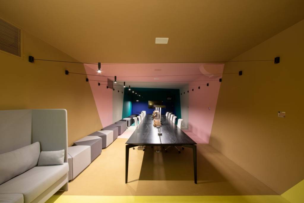 Espaço da Coral na CASACOR São Paulo destaca o uso das cores