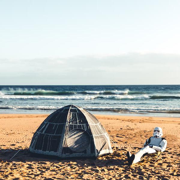 Star Wars: agora você pode acampar na sua própria Estrela da Morte A nave de Darth Vader é a inspiração por trás desta cabana, que acomoda até três pessoas