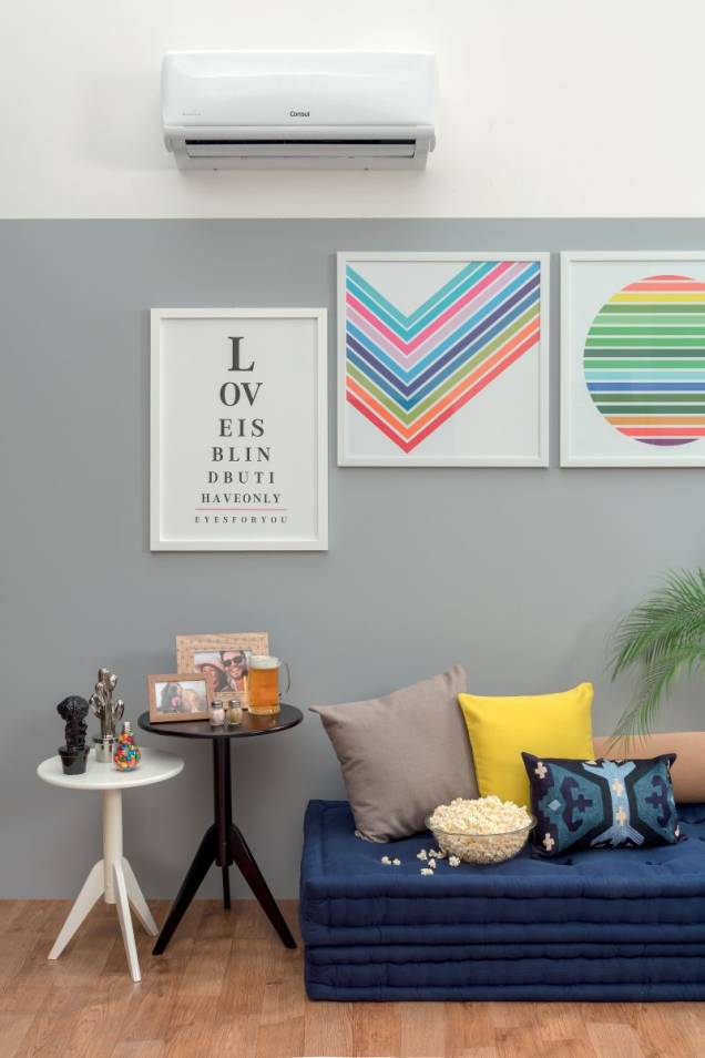 "Sempre gostamos de fazer uma brincadeira com as cores. Optamos por uma vista principal com uma cor mais forte e escura, que deixa o ambiente aconchegante e elegante. Mas, considerando que o espaço não é grande, trouxemos também uma pintura personalizada com a meia-parede cinza-claro e o resto branco. Isso ajuda a brincar também com a disposição dos quadros na parede, pois delimita a altura que ficarão e permite que sejam mais coloridos e vibrantes, como foi o caso nesse projeto", explica Fernanda. "Sempre gostamos de fazer uma brincadeira com as cores. Optamos por uma vista principal com uma cor mais forte e escura, que deixa o ambiente aconchegante e elegante. Mas, considerando que o espaço não é grande, trouxemos também uma pintura personalizada com a meia-parede cinza-claro e o resto branco. Isso ajuda a brincar também com a disposição dos quadros na parede, pois delimita a altura que ficarão e permite que sejam mais coloridos e vibrantes, como foi o caso nesse projeto", explica Fernanda.