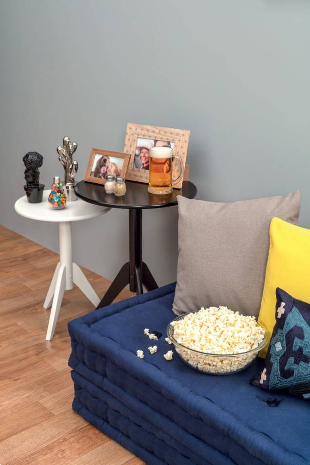 É importante pensar na ergonomia quando for trocar a decoração da casa. Como o sofá de futon é mais baixo, as mesinhas laterais seguem a mesma linha. Assim, quem está sentado não precisa levantar demais o braço para alcançar os objetos na mesa. É importante pensar na ergonomia quando for trocar a decoração da casa. Como o sofá de futon é mais baixo, as mesinhas laterais seguem a mesma linha. Assim, quem está sentado não precisa levantar demais o braço para alcançar os objetos na mesa.