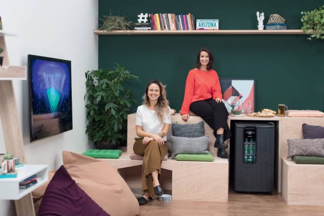 As arquitetas Gabrieli Azevedo e Fernanda Lins, do Matú Arquitetura, trouxeram o conceito de móvel arquibancada de um projeto que desenvolveram para um escritório. "Hoje, é comum termos as chamadas 'áreas de descompressão', que são espaços na empresa dedicados ao bem-estar dos funcionários. E por que não trazer isso para dentro de casa?", conta Fernanda. As arquitetas Gabrieli Azevedo e Fernanda Lins, do Matú Arquitetura, trouxeram o conceito de móvel arquibancada de um projeto que desenvolveram para um escritório. "Hoje, é comum termos as chamadas 'áreas de descompressão', que são espaços na empresa dedicados ao bem-estar dos funcionários. E por que não trazer isso para dentro de casa?", conta Fernanda.
