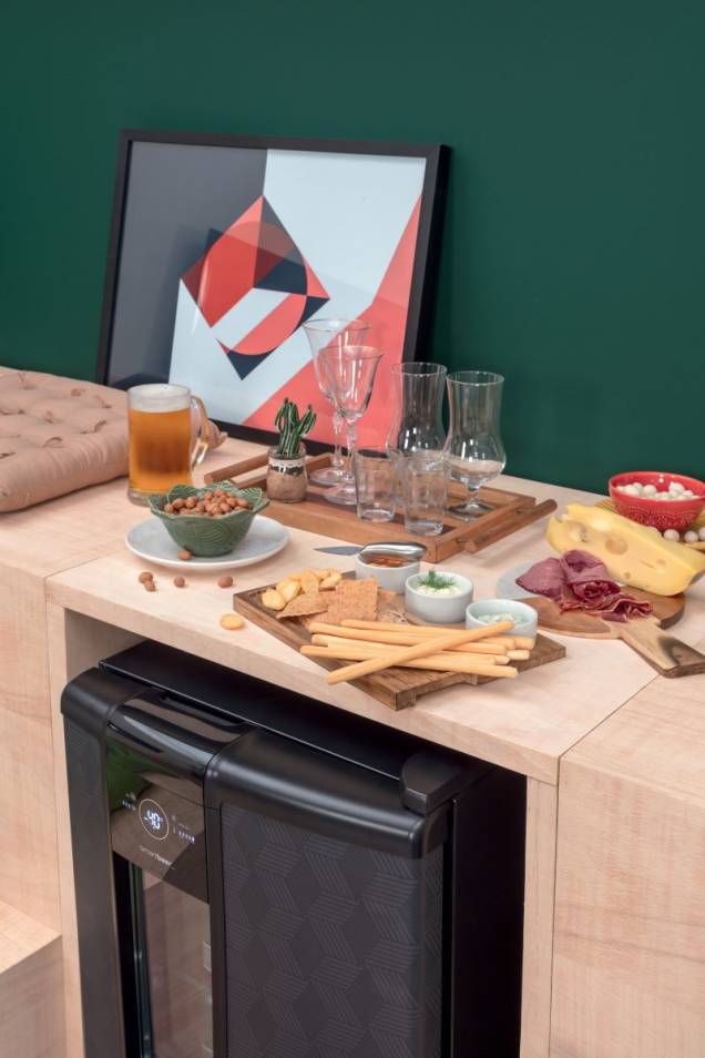 Além de servir de assento, o nível mais alto da arquibancada funciona também como aparador. Quadros, vasos e até um minibar podem ser apoiados no móvel multiúso. Além de servir de assento, o nível mais alto da arquibancada funciona também como aparador. Quadros, vasos e até um minibar podem ser apoiados no móvel multiúso.