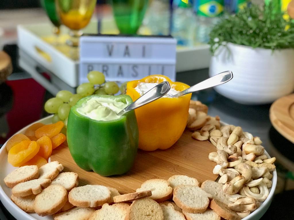 Copa do Mundo: 6 dicas para receber em casa Giselle Martos, do blog Lar Doce Casa, montou uma mesa temática e indica o que não pode faltar na hora de comemorar com amigos e família