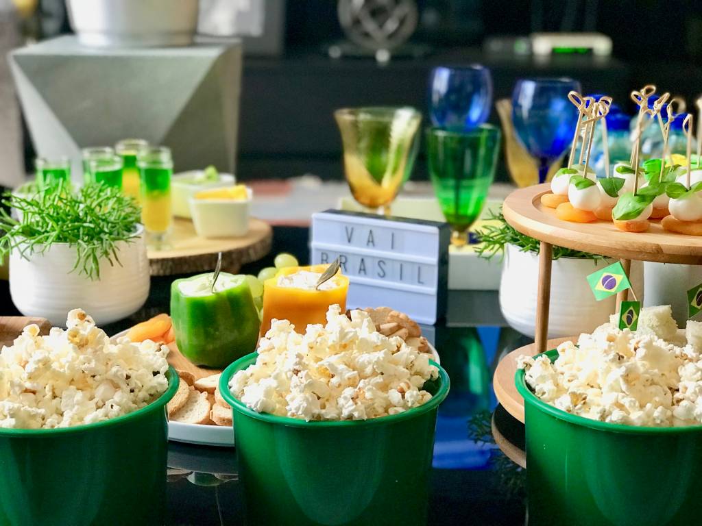 Copa do Mundo: 6 dicas para receber em casa Giselle Martos, do blog Lar Doce Casa, montou uma mesa temática e indica o que não pode faltar na hora de comemorar com amigos e família