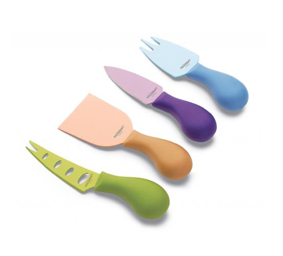 O kit para queijos <a href="https://www.gotoshop.com.br/UtilidadesDomesticas/AcessorioseUtensilios/AcessoriosDeCozinha/kit-para-queijos-com-4-pecas-color-kn1738-ricaelle-10120176.html?utm_source=sites&utm_medium=matéria_CC&utm_campaign=produtos&utm_content=201806">Ricaelle KN1738</a>, com 4 peças, custa R$ 24,50.