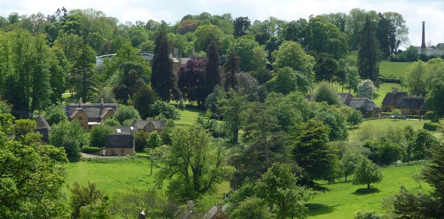Príncipe Harry e Meghan Markle alugam casa no interior da Inglaterra O casal será vizinho de David e Victoria Beckham e deve passar os finais de semana na propriedade enquanto a reforma de sua morada oficial não fica pronta