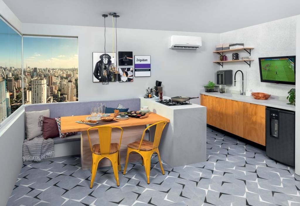 Varanda gourmet para um happy hour com vista para a metrópole