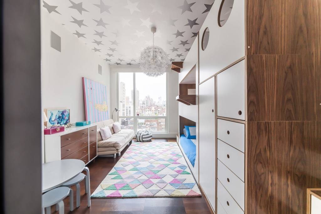quarto com treliche, tapete colorido e estrelas no teto quarto com treliche, tapete colorido e estrelas no teto