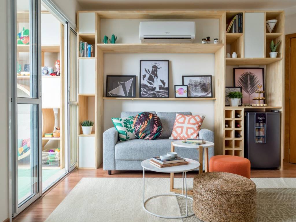 Marcenaria bem pensada integra sala e varanda