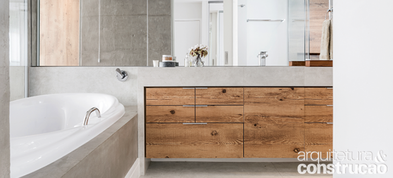 Conquistar um espaço com ares de spa, que incluísse uma banheira (Elegance, da Pretty Jet): para atender ao desejo da moradora, o cômodo foi atualizado pelo escritório Décio Navarro Arquitetura de Ideias.
