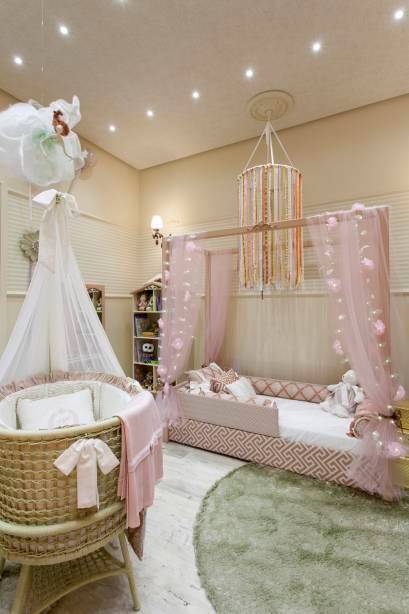 Inspirada na pedagogia Montessoriana, a profissional inseriu no espa&ccedil;o um mois&eacute;s no lugar do ber&ccedil;o, al&eacute;m de uma mini cama dossel, especialmente projetada para a mostra. O quarto conta ainda com arandelas em cristal rosa, rosetas e objetos artesanais como bonecas de pano e bordados. Quarto do beb&ecirc; - Silvana Rosemberg. CASACOR Bahia.