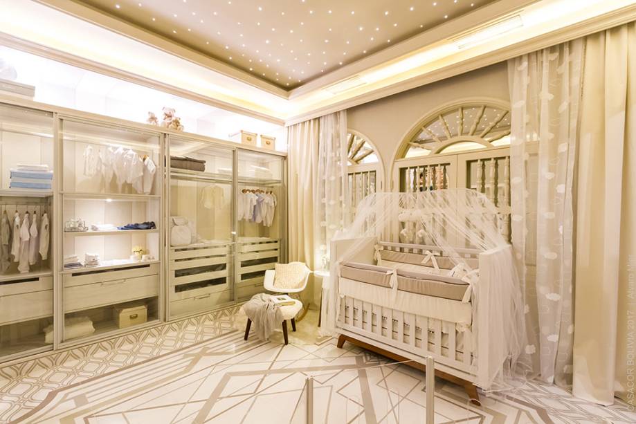 Cinzas e beges s&atilde;o a base de um quarto contempor&acirc;neo para o beb&ecirc;, sob o c&eacute;u estrelado. No piso, os grafismos tamb&eacute;m fogem do comum. Somam-se m&oacute;veis laqueados em branco e detalhes em vidro e acr&iacute;lico, que trazem leveza. Mi Pedacito de Cielo - Iris Rojas e Taynara Wazilewski. CASACOR Bol&iacute;via.