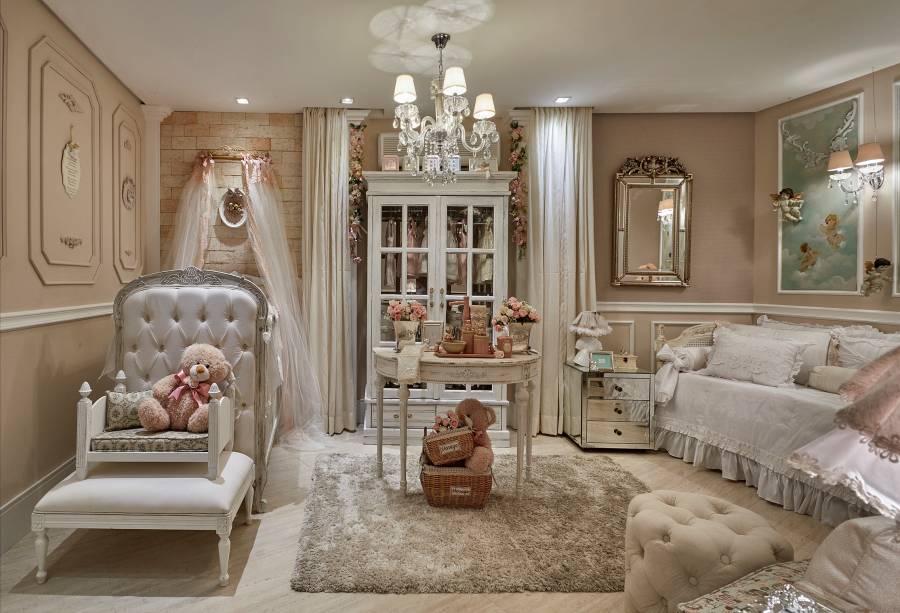 O Quarto da Menina traz uma decora&ccedil;&atilde;o proven&ccedil;al, que fica ainda mais graciosa com flores, quadros e pinturas que completam as paredes. Tijolinhos geram um contraponto delicado com os m&oacute;veis espelhados e detalhes cl&aacute;ssicos, como o ber&ccedil;o com acabamento em capiton&ecirc;. Quarto dos Beb&ecirc;s - Kika Rochefort. CASACOR Bras&iacute;lia.