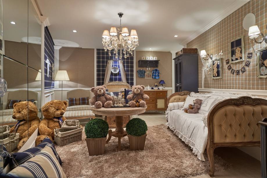 O Quarto da Menina traz uma decora&ccedil;&atilde;o proven&ccedil;al, que fica ainda mais graciosa com flores, quadros e pinturas que completam as paredes. Tijolinhos geram um contraponto delicado com os m&oacute;veis espelhados e detalhes cl&aacute;ssicos, como o ber&ccedil;o com acabamento em capiton&ecirc;. Quarto dos Beb&ecirc;s - Kika Rochefort. CASACOR Bras&iacute;lia.