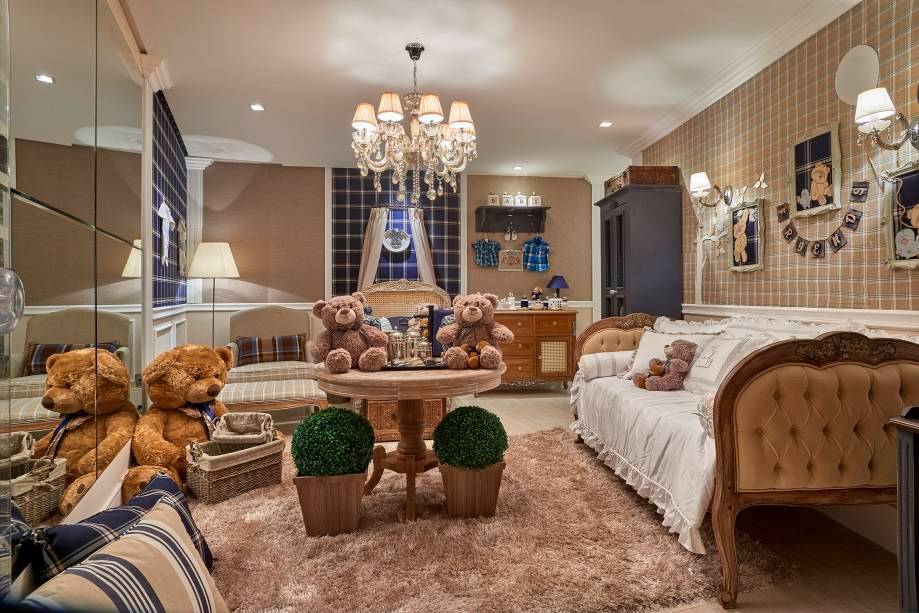 O Quarto da Menina traz uma decora&ccedil;&atilde;o proven&ccedil;al, que fica ainda mais graciosa com flores, quadros e pinturas que completam as paredes. Tijolinhos geram um contraponto delicado com os m&oacute;veis espelhados e detalhes cl&aacute;ssicos, como o ber&ccedil;o com acabamento em capiton&ecirc;. Quarto dos Beb&ecirc;s - Kika Rochefort. CASACOR Bras&iacute;lia.