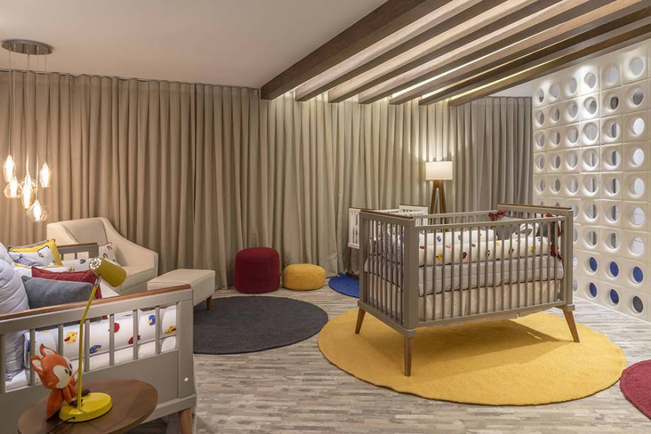 Cores b&aacute;sicas e formas simples estimulam o lado l&uacute;dico, sem se preocupar em definir o sexo do beb&ecirc;. O ber&ccedil;o ocupa o centro do espa&ccedil;o de 32m&sup2;, na &aacute;rea demarcada pelas sancas revestidas em papel de parede, que lembram ripas de madeira no teto. No restante, tudo &eacute; neutro, incluindo a parede de cobog&oacute;s que separa a &aacute;rea do banho com trocador. Quarto do Beb&ecirc; - Laiana de Melo Sobral. CASACOR Bras&iacute;lia.