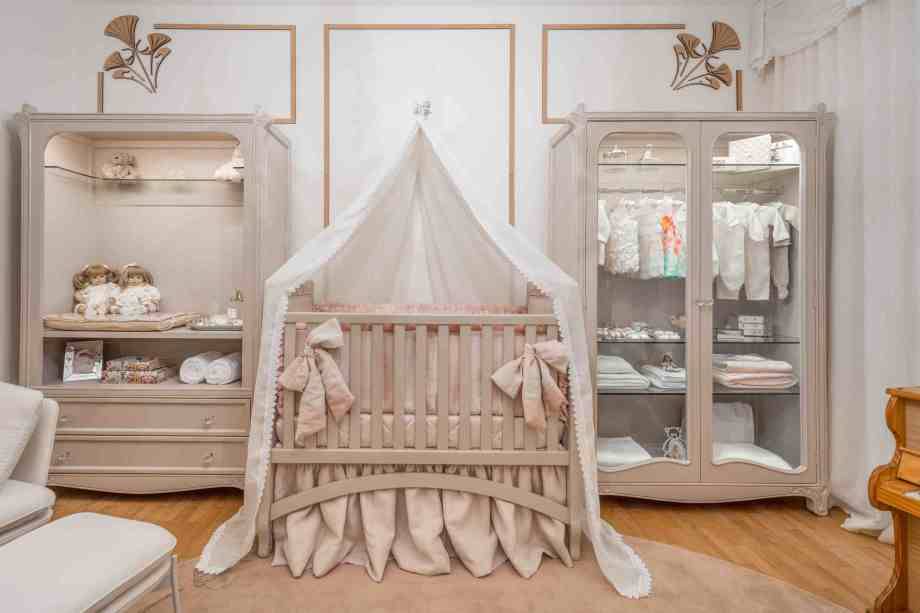 Quarto de beb&ecirc; sempre carrega uma aura de encantamento, mas n&atilde;o pode deixar de ser funcional. Por isso, a circula&ccedil;&atilde;o foi privilegiada e o trocador, por exemplo, ficou embutido em um dos arm&aacute;rios. Nas paredes, nos m&oacute;veis com entalhes e nos motivos florais, as refer&ecirc;ncias ao estilo Art Nouveau ganham uma leitura atual. Quarto do Beb&ecirc; - M&aacute;rcia Mundim. CASACOR Minas Gerais.