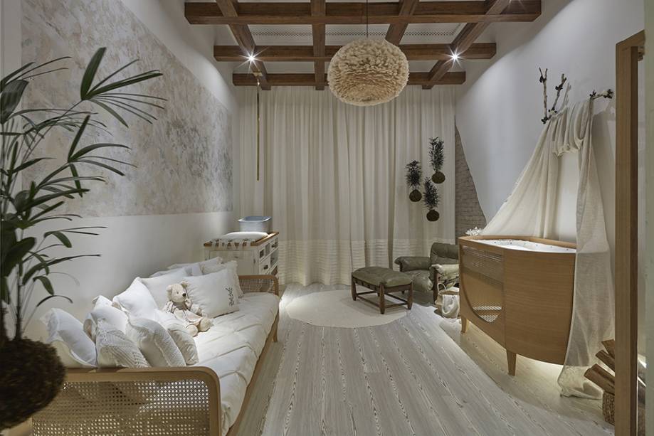 Entre o interior da It&aacute;lia e o aconchego de uma casa de campo, o espa&ccedil;o exala simplicidade e conforto, com paredes que deixam entrever os tijolos da constru&ccedil;&atilde;o. O enxoval foi elaborado em algod&atilde;o cru e o mobili&aacute;rio &eacute; todo autoral, em Angelim e palhinha. A banheira foi esculpida em pedra sab&atilde;o. Para arrematar, o convite ao abra&ccedil;o da eterna poltrona Mole. Quarto Origens - Cynthia Silva. CASACOR Minas Gerais.