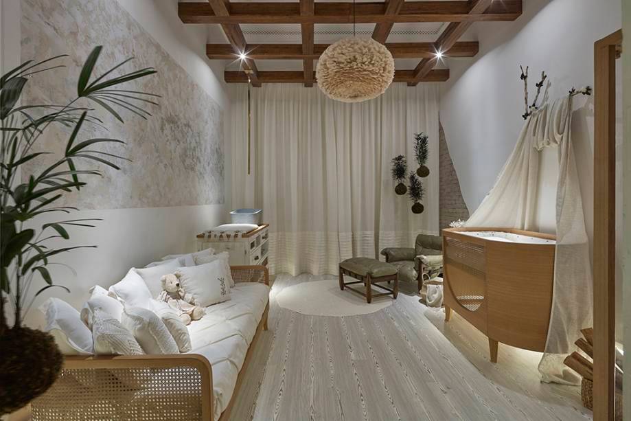 Entre o interior da It&aacute;lia e o aconchego de uma casa de campo, o espa&ccedil;o exala simplicidade e conforto, com paredes que deixam entrever os tijolos da constru&ccedil;&atilde;o. O enxoval foi elaborado em algod&atilde;o cru e o mobili&aacute;rio &eacute; todo autoral, em Angelim e palhinha. A banheira foi esculpida em pedra sab&atilde;o. Para arrematar, o convite ao abra&ccedil;o da eterna poltrona Mole. Quarto Origens - Cynthia Silva. CASACOR Minas Gerais.