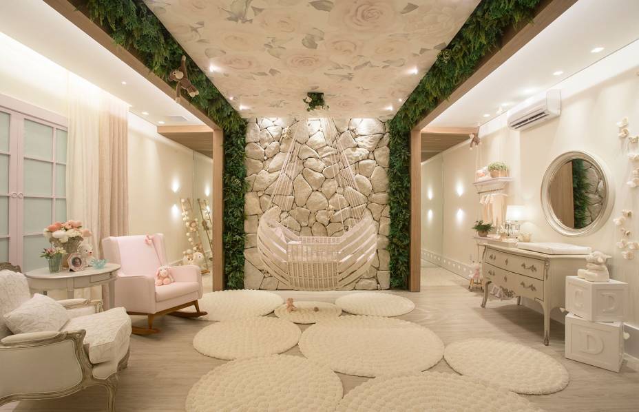 Com 42 m&sup2;, o projeto mistura materiais e tend&ecirc;ncias, como couro, madeira e pedra, fazendo um ambiente aconchegante para o beb&ecirc;. O ber&ccedil;o, desenhado pelo designer Sergio Matos, est&aacute; suspenso e traduz a leveza do espa&ccedil;o. O quarto ainda t&ecirc;m um jardim vertical, decora&ccedil;&atilde;o com pedras naturais, pe&ccedil;as de corian iluminados e animais de croch&ecirc;, tornando-o ainda mais l&uacute;dico e vivo. Tons claros e neutros marcam os m&oacute;veis e paredes. Su&iacute;te do beb&ecirc; - Luciana Duarte. CASACOR Mato Grosso.