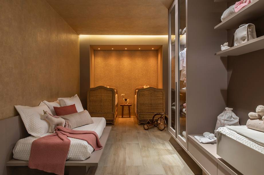 Para criar uma atmosfera afetiva e acolhedora, Juliana apostou nos tons de outono e nas formas simples. A ilumina&ccedil;&atilde;o sublinha a arquitetura e cria pontos de destaque, como o nicho para os ber&ccedil;os de vime, com um qu&ecirc; regional. Su&iacute;te das Beb&ecirc;s g&ecirc;meas com banho - Juliana da Mata Arquitetura. CASACOR Pernambuco.