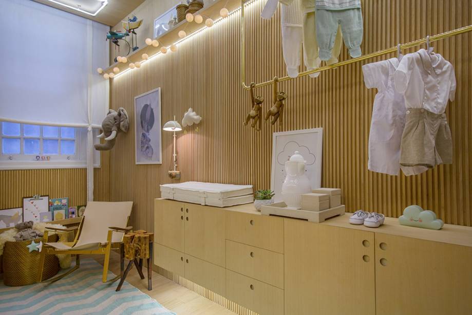 Os 10 m&sup2; foram bem resolvidos com solu&ccedil;&otilde;es modernas, no projeto de clima vintage, meio escandinavo, meio brasileiro. O ber&ccedil;o &eacute; do tipo balan&ccedil;o, enquanto a cama de apoio &eacute; retr&aacute;til para otimizar o espa&ccedil;o. A ilumina&ccedil;&atilde;o, assinada por Leila Dionizio, se destaca pelo neon que forma uma nuvem no teto. Design de Ninar - Leila Dionizio. CASACOR Rio de Janeiro.