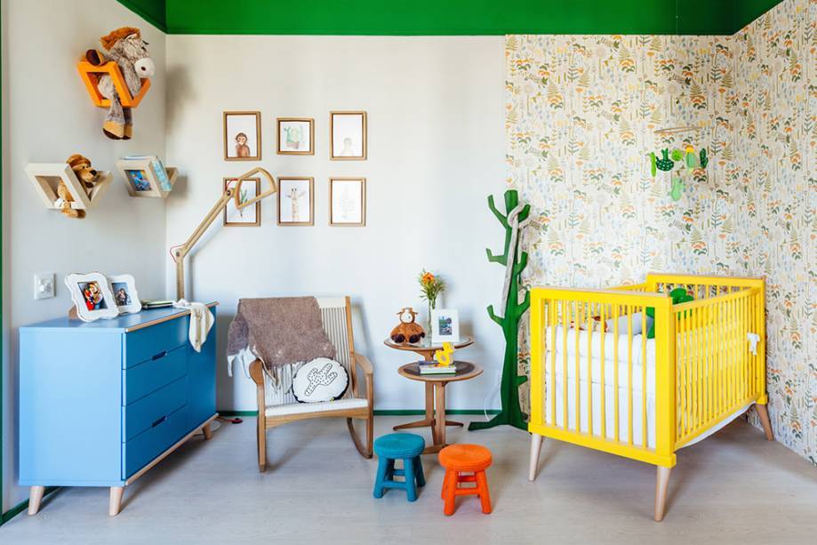 Um espa&ccedil;o sem g&ecirc;nero e brasileir&iacute;ssimo, inspirado na modernista Tarsila do Amaral. No teto, os rodameios de 3cm da Santaluzia, pintados em verde, reduzem a escala do p&eacute;-direito. Junto ao ber&ccedil;o, o papel de parede foi pontuado com luzes de fibra &oacute;tica. A cadeira de balan&ccedil;o Gisele em corda de algod&atilde;o &eacute; de Aristeu Pires, que tamb&eacute;m assina o cabideiro Tarsila. Su&iacute;te do Beb&ecirc; - Mariana Fogliato. CASACOR Rio Grande do Sul.