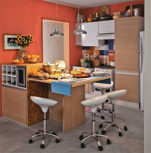 Bonita o bastante para receber os amigos para petiscar ou jantar, esta cozinha tem at&eacute; adega climatizada. O piso &eacute; de cimento queimado, um recurso bonito e barato. Projeto de Zizi Carderari, que criou este espa&ccedil;o em parceria com Tatiana Guardian.