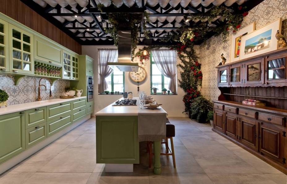 Um tom de verde cobriu os 32 m² da Cozinha Greenery, de Diego Viali e Mirian Rodrigues na CASACOR Santa Catarina, sem cair no óbvio. Ela remete à sustentabilidade, representada no jardim vertical, e rende um toque de frescor à marcenaria, com armários que incluem sistema de amortecimento. Bancadas em Corian reafirmam a praticidade.