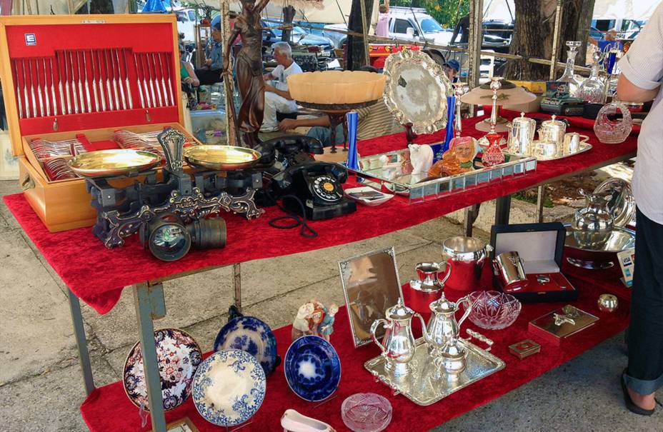 <b>Feira do Bixiga (São Paulo, SP) - </b>A nostalgia e o luxo dos velhos tempos envolvem a atmosfera da Feira do Bixiga, uma das mais tradicionais de São Paulo. Cercada por cantinas italianas, a feira tem mais de 200 expositores, que trazem as mais inesperadas antiguidades: pratarias, relógios, móveis vintage, roupas, disco de vinil, revista e muito mais. <b>Quando:</b> aos domingos. <b>Horário:</b> das 8h às 17h. <b>Onde:</b> Praça Dom Orione, esquinas das ruas 13 de Maio e Rui Barbosa - Bela Vista.