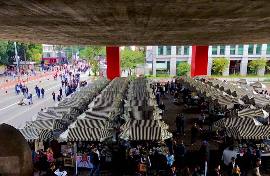 <strong>Feira do vão livre do MASP (São Paulo, SP) -</strong> Sob o museu mais famoso de São Paulo, acontece a Feira do vão livre do MASP. Ótima para os colecionadores, é o lugar ideal para encontrar raridades, como artefatos de guerra, moedas antigas, esculturas, candelabros, louças clássicas e quadros. <strong>Quando:</strong> aos domingos. <strong>Horário:</strong> das 10h às 17h. <strong>Onde:</strong> Av. Paulista, 1578 - Bela Vista.