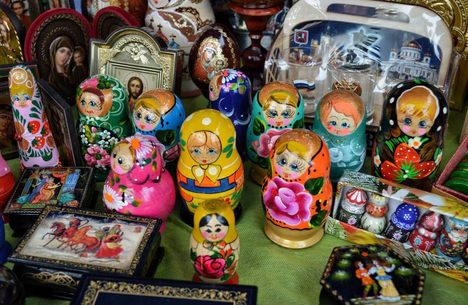 <strong>Feira cultural leste européia (São Paulo, SP) -</strong> Na Vila Prudente, bairro da zona leste de São Paulo, descendentes de imigrantes do Leste Europeu se encontram mensalmente para apresentar uma feira cheia de cultura, comidas deliciosas e artesanato. O visitante encontra <em>matrioskas</em> russas, trabalhos em marchetaria búlgaros e ovos eslovenos pintados à mão, além disso, pode assistir apresentações de danças típicas ou participar de oficinas temáticas. <strong>Quando:</strong> ocorre mensalmente - confira a próxima data no site oficial da AMOVIZA. <strong>Horário:</strong> das 10h às 17h. <strong>Local:</strong> Rua Aracati Mirim, ao lado do Parque Ecológico de Vila Prudente.