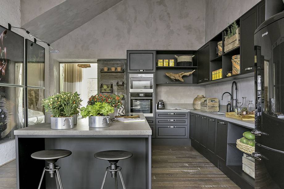 Paredes de cimento queimado, canos de PVC e outros elementos evidenciam o estilo industrial na Cozinha projetada por Erica Salgueiro na CASACOR São Paulo. A cartela de cores é simplificada, em preto, branco, cinza e tons da madeira de demolição. A horta na ilha central rende um toque de frescor no espaço. Paredes de cimento queimado, canos de PVC e outros elementos evidenciam o estilo industrial na Cozinha projetada por Erica Salgueiro na CASACOR São Paulo. A cartela de cores é simplificada, em preto, branco, cinza e tons da madeira de demolição. A horta na ilha central rende um toque de frescor no espaço.