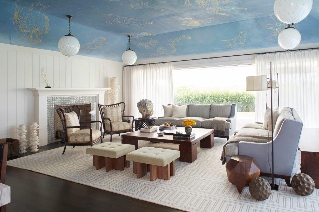 Cores e estampas pontuam décor clean em casa de hóspedes, nos Hamptons