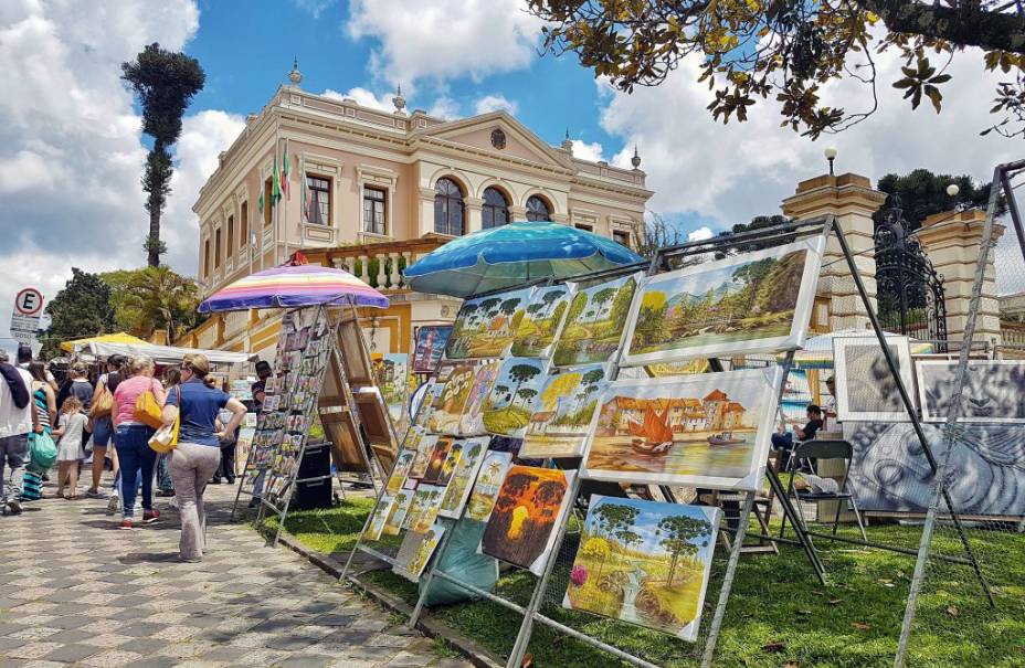<strong>Feira do Largo da Ordem (Curitiba, PR) -</strong> No centro histórico de Curitiba, o visitante encontra a Feira do Largo da Ordem com os mais diversos tipos de artesanato. As matérias primas são diversas: madeira, tecidos, pedras, fibras e até sementes. É possível encontrar móveis, objetos de decoração, pinturas e esculturas. As comidinhas também são destaque, agradando todos os gostos. <strong>Quando:</strong> aos domingos. <strong>Horário:</strong> das 9h às 14h. <strong>Local:</strong> Setor Histórico - Largo da Ordem.