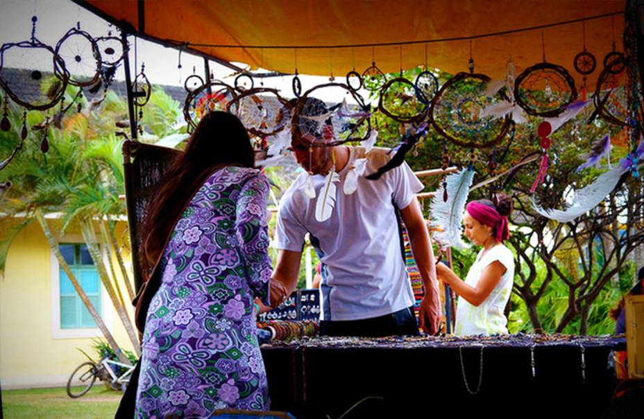 <strong>Feirinha da Lagoa da Conceição (Florianópolis, SC) -</strong> No centro da Lagoa da Conceição, rodeada por cafés e restaurantes, essa feirinha reúne 125 expositores. O visitante encontra cerâmicas, rendas de bilro, bijuterias, produtos feitos com materiais reciclados e trabalhos em palha, como móveis e cestarias. <strong>Quando:</strong> aos domingos. <strong>Horário:</strong> das 15h às 20h. <strong>Local:</strong> R. Henrique Veras do Nascimento, 50 - Lagoa da Conceição.