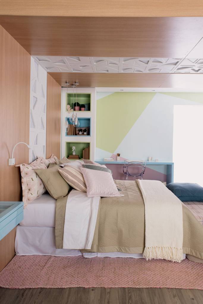 <span style="font-weight:400;">A geometria e a marcenaria permeiam e se destacam pelo Quarto da Menina, assinado por Lucy Amicón e Vanessa Ireno para CASACOR S&atilde;o Paulo. A dupla criou um universo particular, l&uacute;dico e cheio de fantasias, equilibrado pelos tons pastel. Foi criado &nbsp;um tapete geométrico, com pisos vinílicos em diferentes tons, especialmente para a mostra. A cabeceira da cama segue a linha geométrica do décor do quarto e é composta por um painel iluminado feito a partir de garrafas PET. </span>