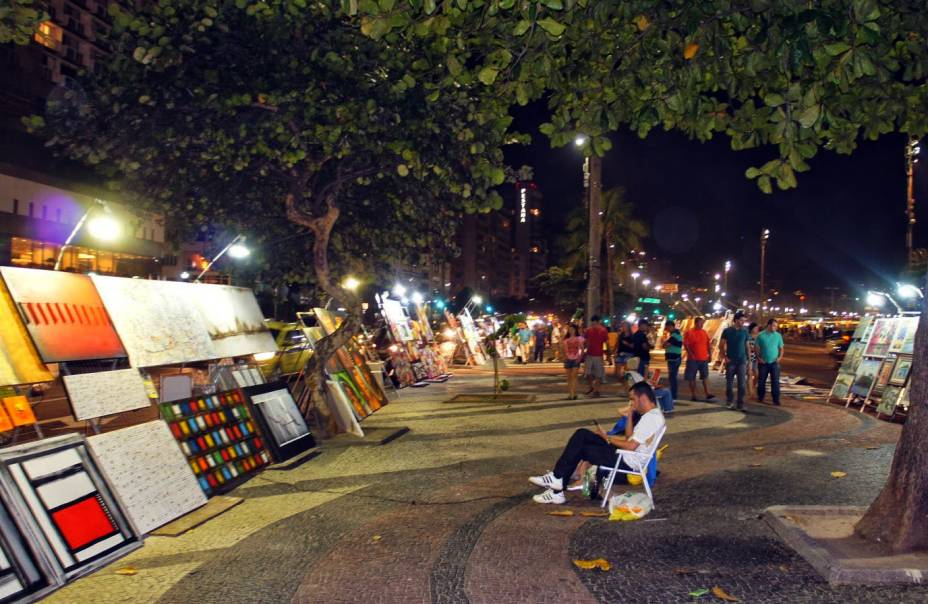 <strong>Feira noturna de Copacabana (Rio de Janeiro, RJ) - </strong>Depois de um dia aproveitando a praia, nada melhor do que conhecer essa feirinha clássica da noite carioca. Cerca de 150 barracas oferecem artesanato, vestuário e obras de arte. <strong>Quando:</strong> todos os dias. <strong>Horário:</strong> das 18h à 01h. <strong>Local:</strong> Avenida Atlântica, entre as Ruas Miguel Lemos e Almirante Gonçalves.