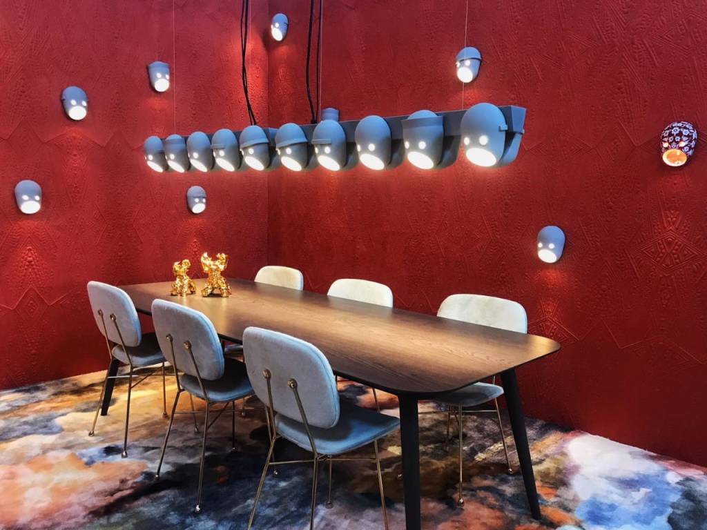 Por que &eacute; importante ver o que a Moooi traz de novo? Porque muito do que &eacute; apresentado por ela vai imediatamente para a casa das pessoas &ndash; sem escala. Esse ano, a inspira&ccedil;&atilde;o deles era oriental! JAPAN STYLE! Essa simp&aacute;tica lumin&aacute;ria tem vers&atilde;o arandela e pendente... Com in&uacute;meros acabamentos. E tinha tamb&eacute;m esse sof&aacute; criado pelo Diretor Criativo da marca, Marcel Wanders. Sentamos. Gostamos.